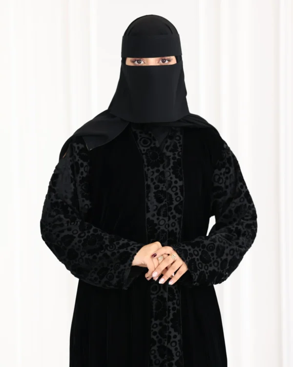 ⁦عباية قطيفة كامل باكمام منقشة بمخمل⁩ - الصورة ⁦8⁩