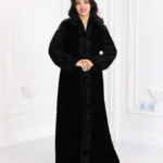 عباية قطيفة كامل باكمام منقشة بمخمل