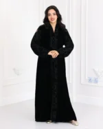 عباية قطيفة كامل باكمام منقشة بمخمل