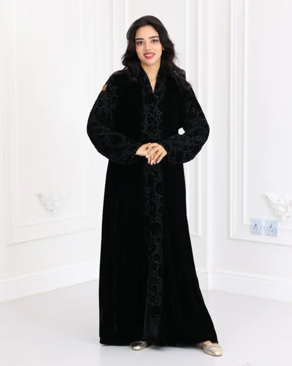 عباية قطيفة كامل باكمام منقشة بمخمل