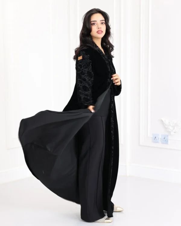 ⁦عباية قطيفة كامل باكمام منقشة بمخمل⁩ - الصورة ⁦10⁩