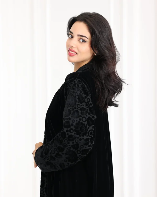 ⁦عباية قطيفة كامل باكمام منقشة بمخمل⁩ - الصورة ⁦11⁩