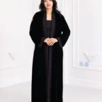 ⁦عباية مخمل مطرزة بدقات بلون موف مع طرحة⁩ - الصورة ⁦3⁩