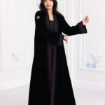 عباية مخمل مطرزة بدقات بلون موف مع طرحة