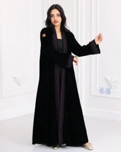 عباية مخمل مطرزة بدقات بلون موف مع طرحة