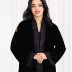 ⁦عباية مخمل مطرزة بدقات بلون موف مع طرحة⁩ - الصورة ⁦5⁩