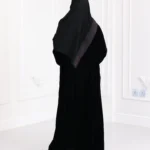 ⁦عباية مخمل مطرزة بدقات بلون موف مع طرحة⁩ - الصورة ⁦2⁩