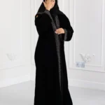 ⁦عباية مخمل مطرزة بدقات بلون بني مع طرحة⁩ - الصورة ⁦2⁩