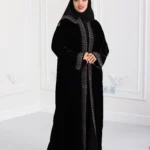 عباية مخمل مطرزة بدقات بلون بني مع طرحة