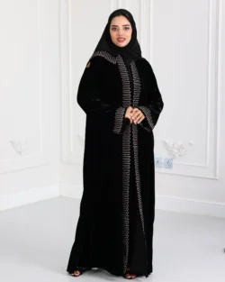 عباية مخمل مطرزة بدقات بلون بني مع طرحة