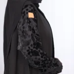 ⁦عباية كلوش بكم منفصل و مخمل منقش⁩ - الصورة ⁦6⁩