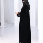 ⁦عباية مخمل مطرزة بفراشة بلون عنابي⁩ - الصورة ⁦2⁩