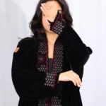 عباية مخمل مطرزة بفراشة بلون عنابي