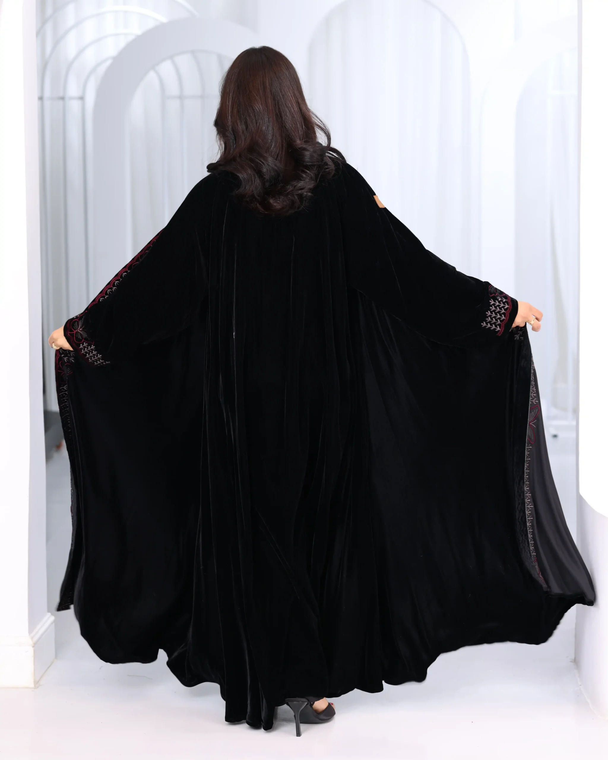 ZA0851 (3) عباية مخمل مطرزة بفراشة بلون عنابي - الصورة 1