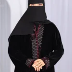 ⁦عباية مخمل مطرزة بفراشة بلون عنابي⁩ - الصورة ⁦4⁩