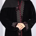⁦عباية مخمل مطرزة بفراشة بلون عنابي⁩ - الصورة ⁦3⁩