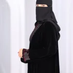 ⁦عباية مخمل مطرزة بفراشة بلون عنابي⁩ - الصورة ⁦7⁩