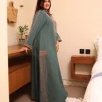 ⁦جلابية تيفاني بتطريز دقات ملونه من امام⁩ - الصورة ⁦4⁩