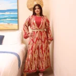 ⁦جلابيه احمر خليجيه بشك ترتر و فصوص ذهبي⁩ - الصورة ⁦2⁩