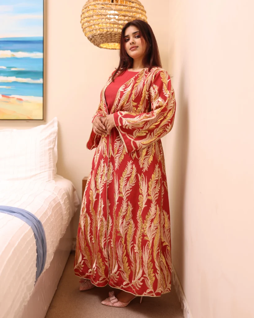 جلابيه احمر خليجيه بشك ترتر و فصوص ذهبي