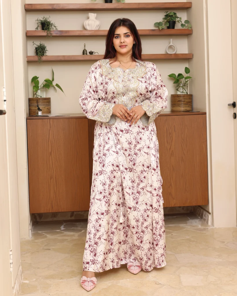 مخاوير ابيض بورود عنابي بربط من اجناب و مطرزه بفصوص