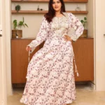 ⁦مخاوير ابيض بورود عنابي بربط من اجناب و مطرزه بفصوص⁩ - الصورة ⁦2⁩