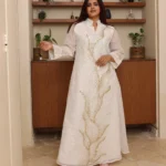 ⁦جلابيه ابيض خليجيه بلياقه بشك ترتر و فصوص ذهبي⁩ - الصورة ⁦6⁩