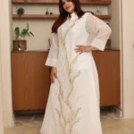 ⁦جلابيه ابيض خليجيه بلياقه بشك ترتر و فصوص ذهبي⁩ - الصورة ⁦2⁩