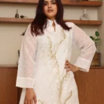 ⁦جلابيه ابيض خليجيه بلياقه بشك ترتر و فصوص ذهبي⁩ - الصورة ⁦3⁩