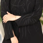 ⁦عباية سدن مطرزة بالاسود مع فصوص 0886⁩ - الصورة ⁦2⁩