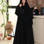 ⁦عباية كلوش مطرزة بالاسود ورود 0902⁩ - الصورة ⁦2⁩