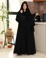 ⁦عباية كلوش مطرزة بالاسود ورود 0902⁩ - الصورة ⁦2⁩