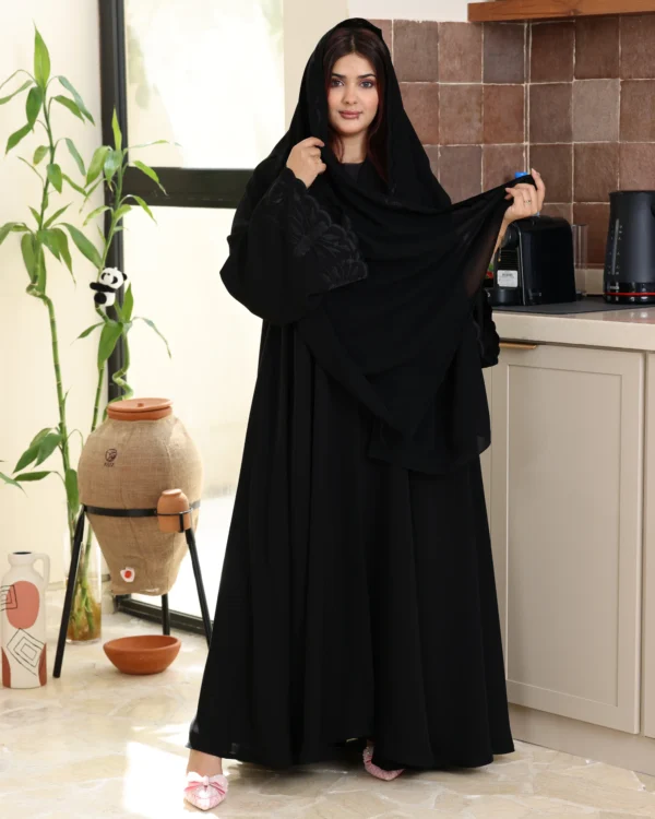 ⁦عباية كلوش مطرزة بالاسود ورود 0902⁩ - الصورة ⁦2⁩