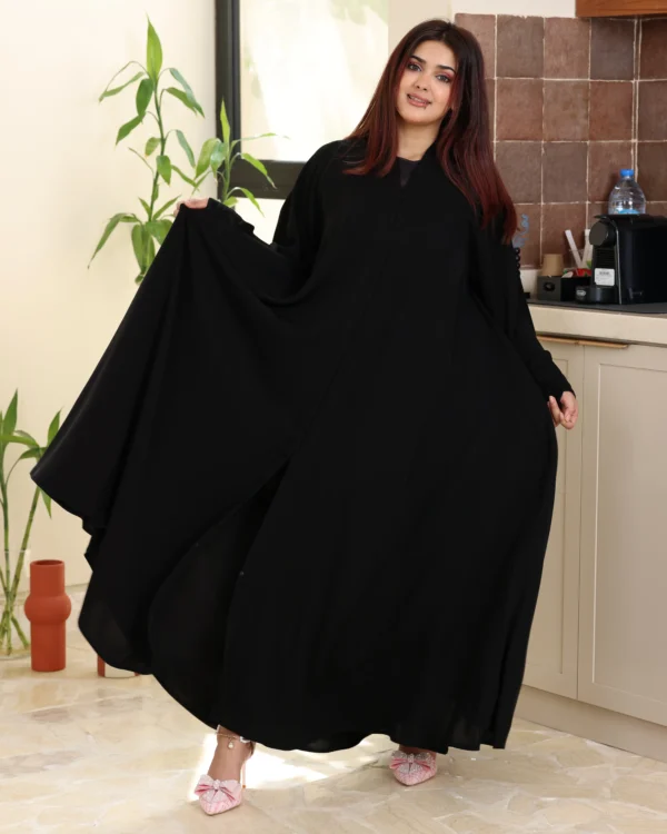 ⁦عباية كلوش مطرزة بالاسود ورود 0902⁩ - الصورة ⁦5⁩