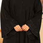 ⁦عباية كلوش مطرزة بالاسود ورود 0902⁩ - الصورة ⁦3⁩