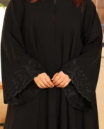⁦عباية كلوش مطرزة بالاسود ورود 0902⁩ - الصورة ⁦3⁩