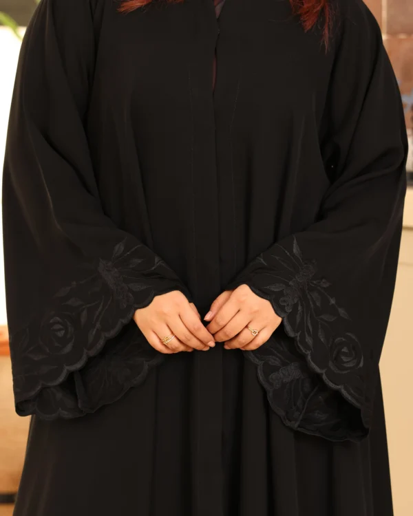 ⁦عباية كلوش مطرزة بالاسود ورود 0902⁩ - الصورة ⁦3⁩