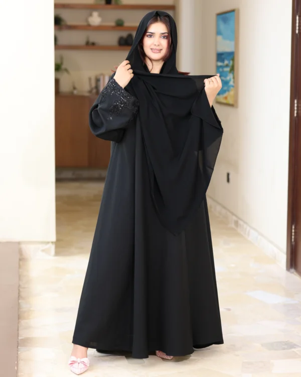 ⁦عباية كلوش ورود بشك اسود 0903⁩ - الصورة ⁦3⁩