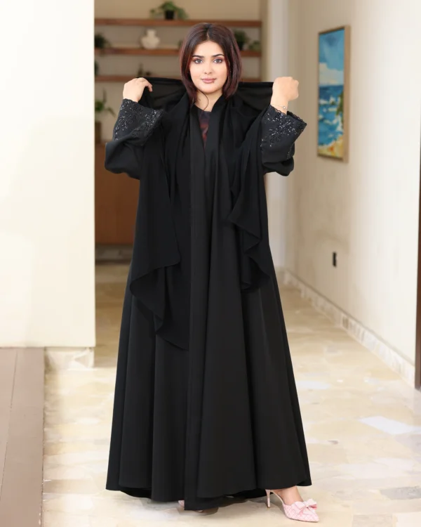 ⁦عباية كلوش ورود بشك اسود 0903⁩ - الصورة ⁦4⁩