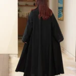 ⁦عباية كلوش ورود بشك اسود 0903⁩ - الصورة ⁦6⁩