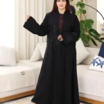 ⁦عباية كتف ورود اسود 0905⁩ - الصورة ⁦4⁩