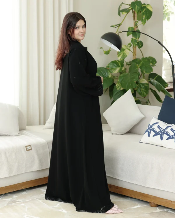 ⁦عباية جودة كريب مطرزه بشك اسود على اكمام 0906⁩ - الصورة ⁦4⁩