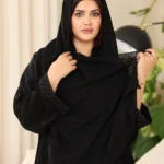 ⁦عباية جودة كريب مطرزه بشك اسود على اكمام 0906⁩ - الصورة ⁦3⁩