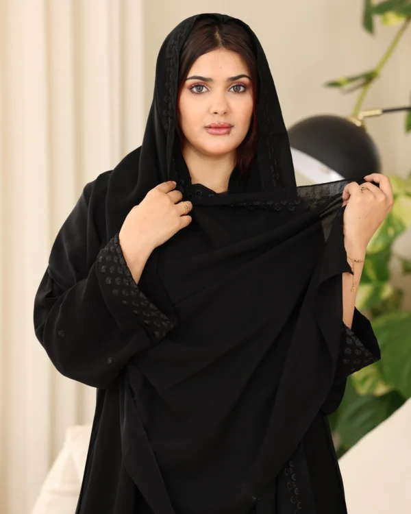 ⁦عباية جودة كريب مطرزه بشك اسود على اكمام 0906⁩ - الصورة ⁦3⁩