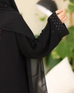 ⁦عباية جودة كريب مطرزه بشك اسود على اكمام 0906⁩ - الصورة ⁦2⁩