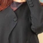 ⁦عباية بليزر اسود من امام قصة موج 0911⁩ - الصورة ⁦2⁩