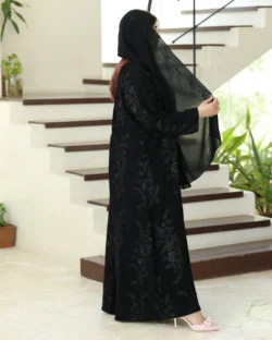 عباية كتف مطرزة كامل بورود مع الطرحة 0914