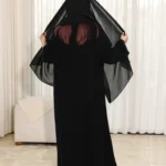 ⁦عباية سلطانة محددة بدقات اسود و ابيض⁩ - الصورة ⁦2⁩